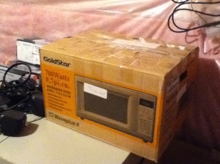 Swapsity Items Goldstar Microwave 700 Watt 0.7 Cubic Feet